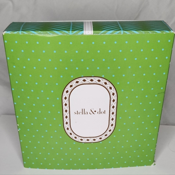 New Stella & Dot Devina Statement Necklace
Gold Pink Jade Collier - Picture 3 of 6